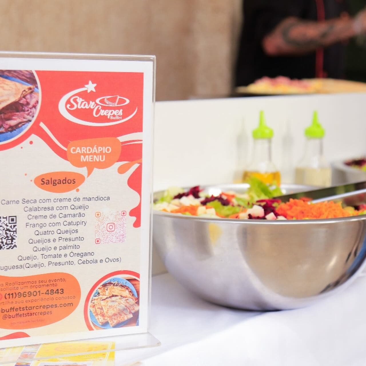 Cardápio de crepes salgados Star Crepes ao lado da salada