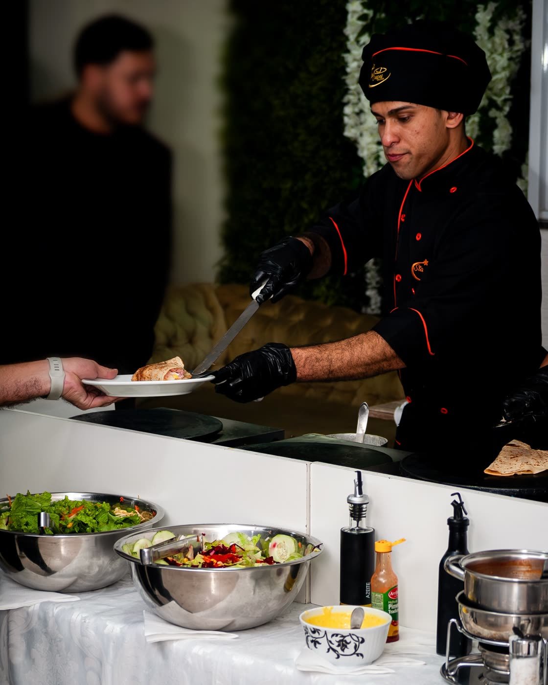 Chef Star Crepes servindo crepe em evento à noite