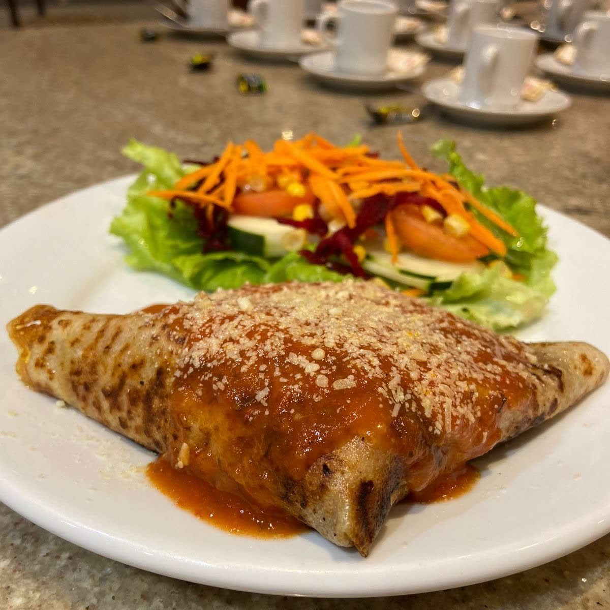 Crepe gratinado servido com salada