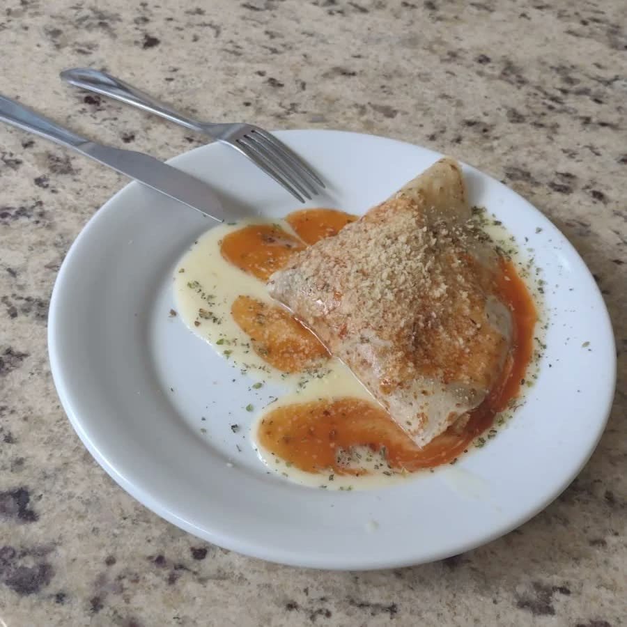 Crepe com molho branco e molho de tomate