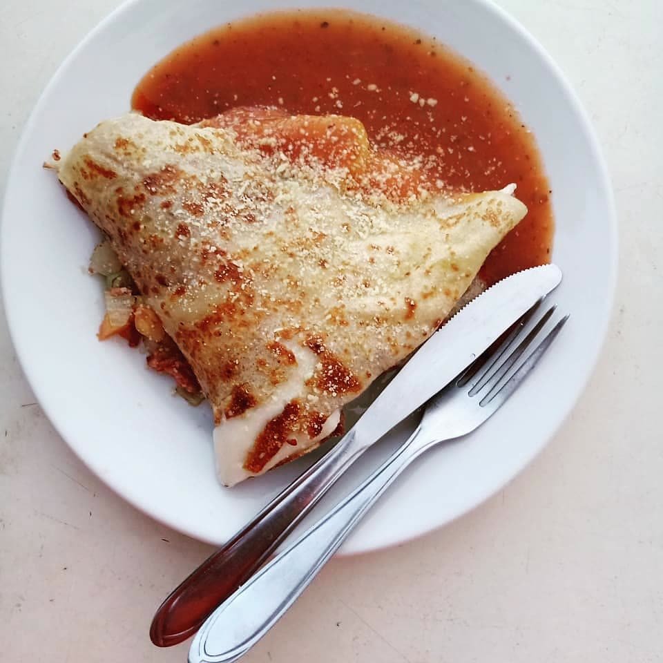 Crepe salgado com molho de tomate e queijo ralado