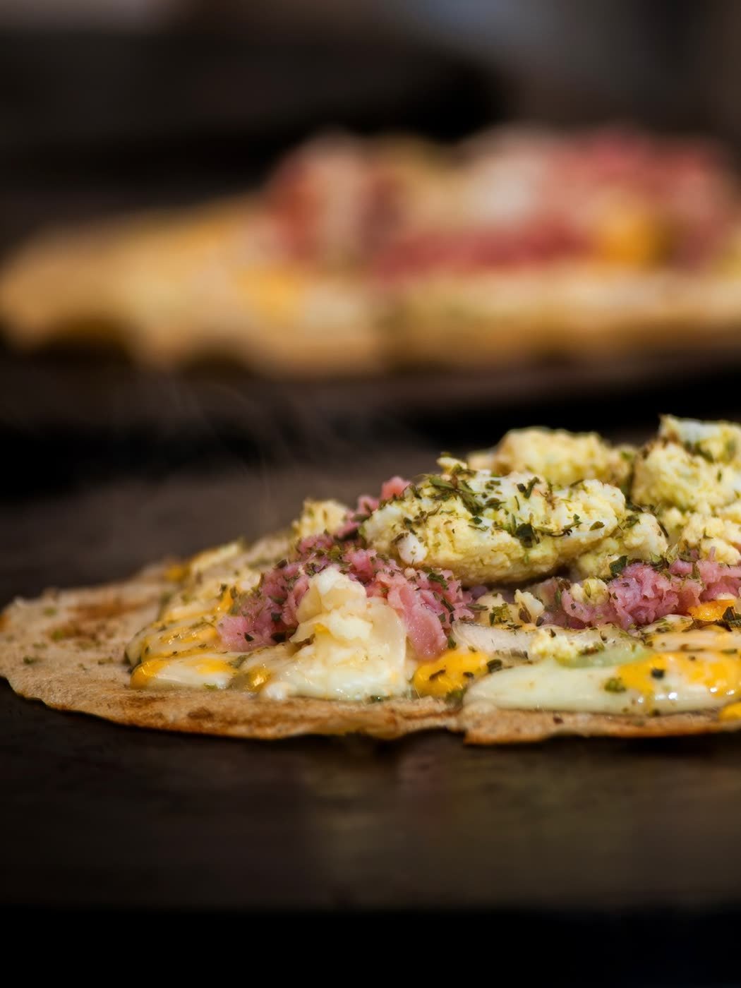 Crepe aberto com presunto, ovos e queijo na chapa