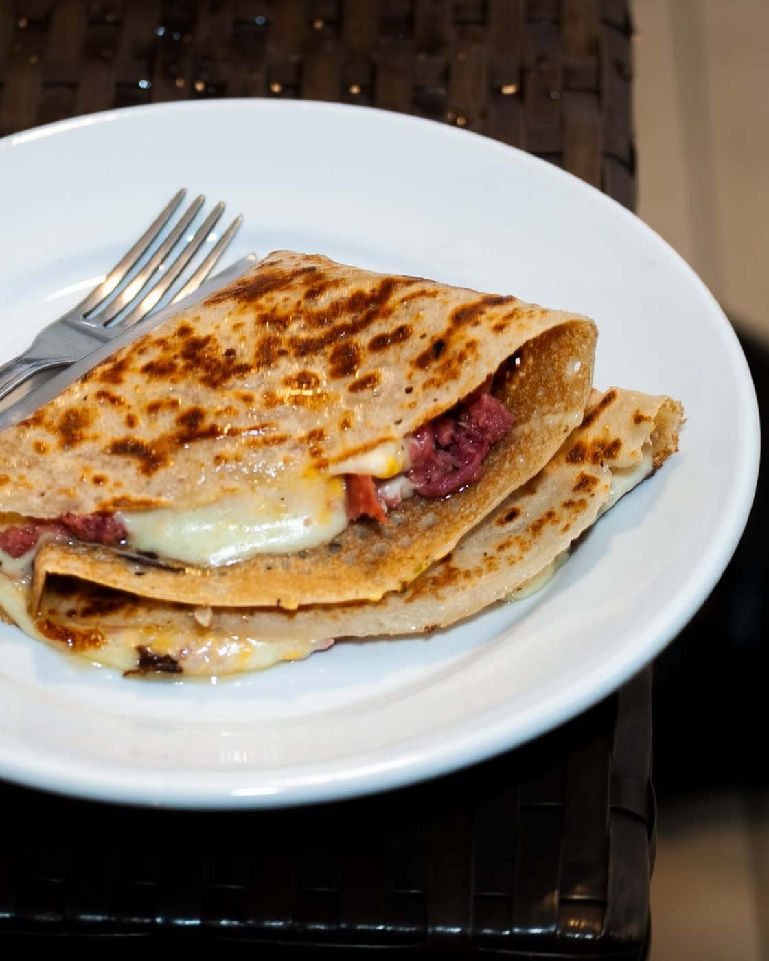 Crepe dourado recheado com queijo derretido e calabresa