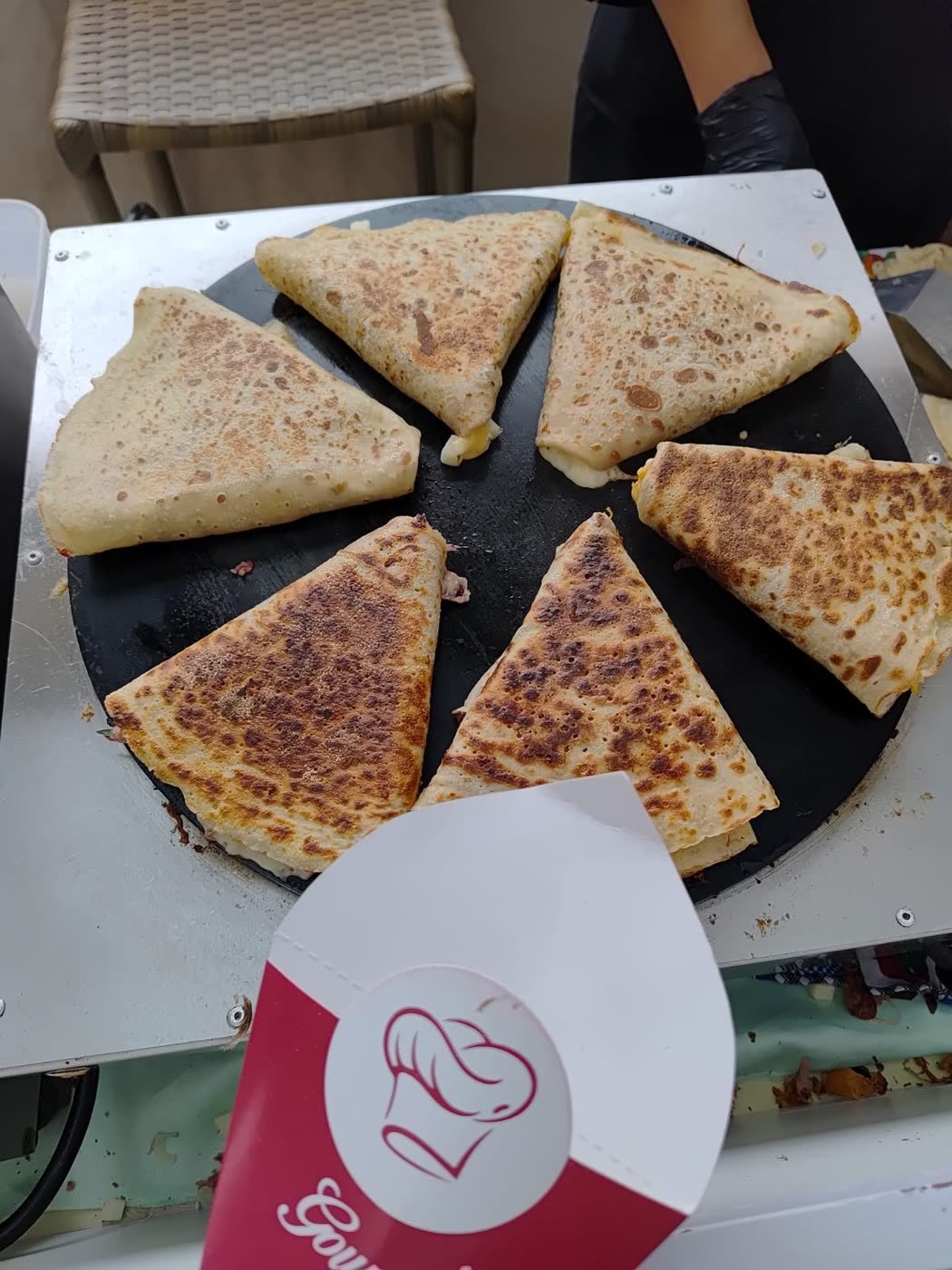 Crepes dobrados em triângulo dourando na chapa