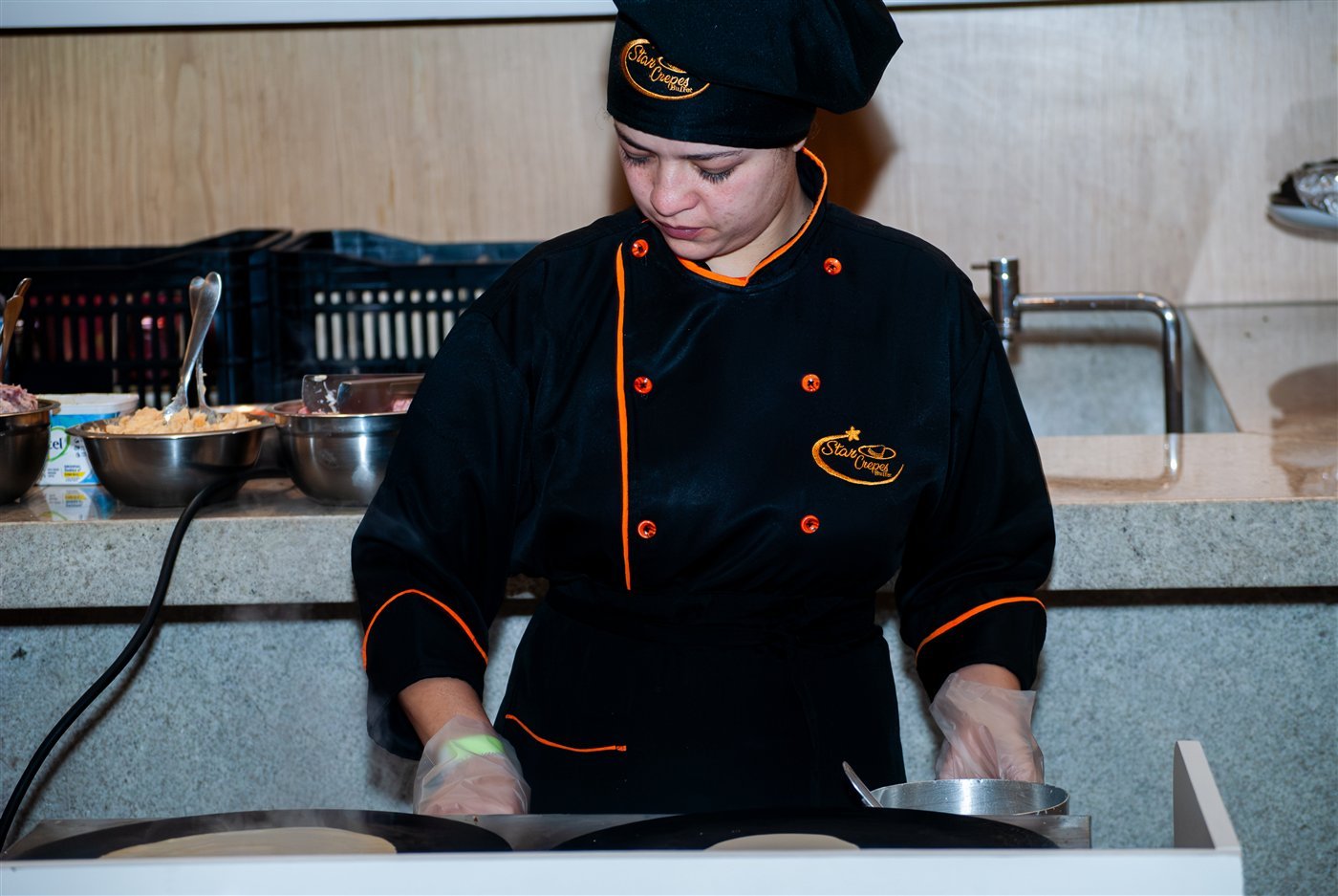 Profissional Star Crepes preparando crepes em um evento