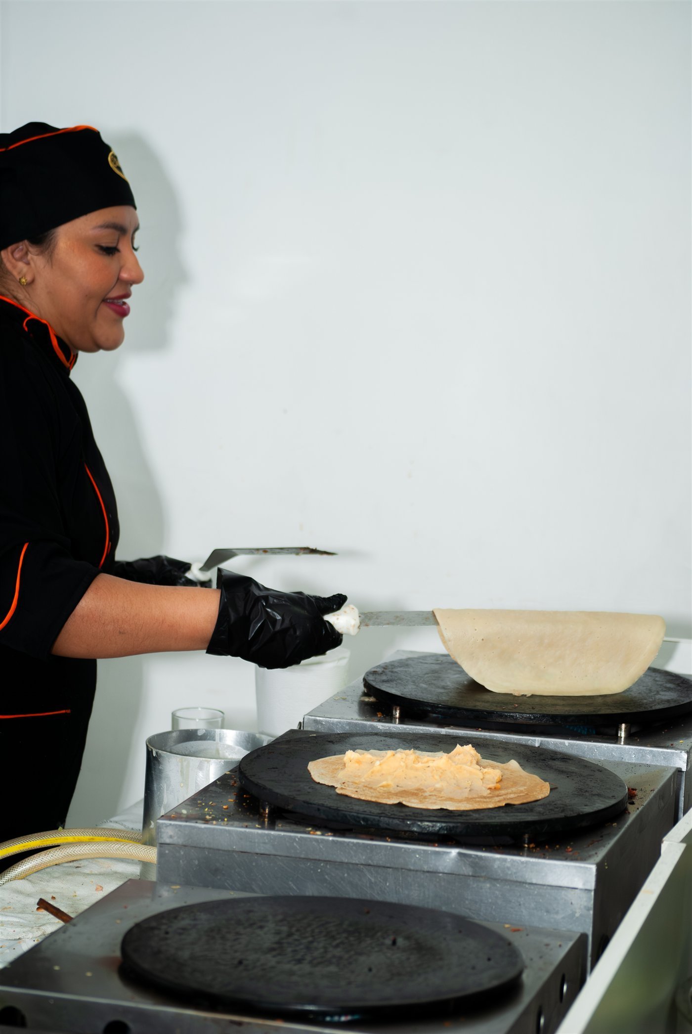 Crepes sendo preparados na chapa