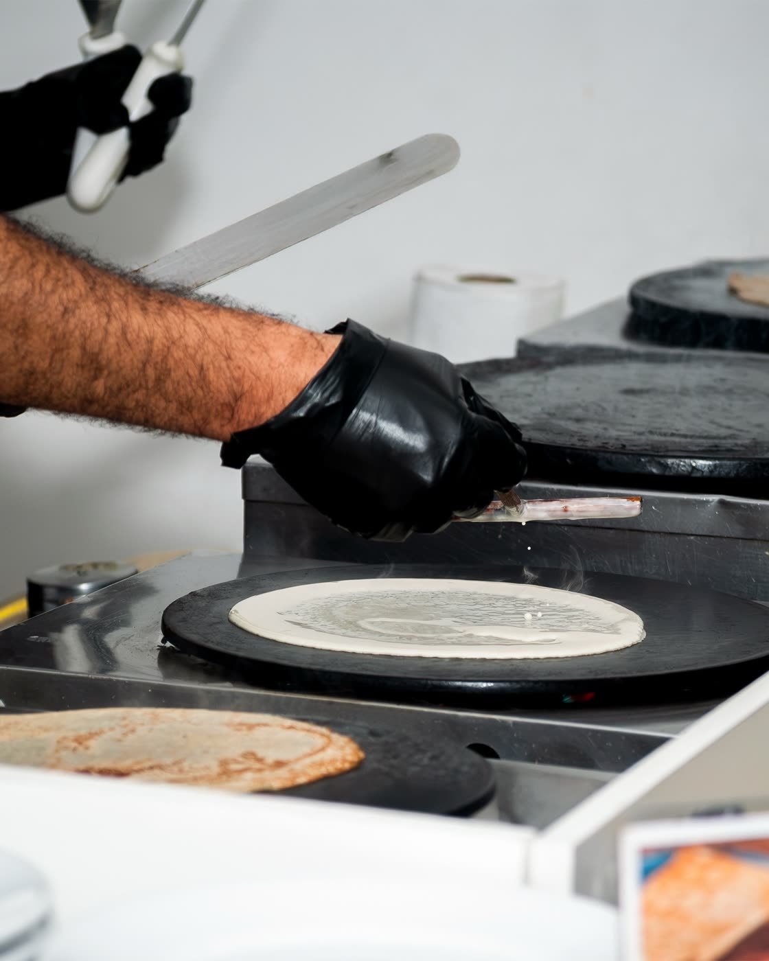 Massa de crepe sendo preparada nas chapas