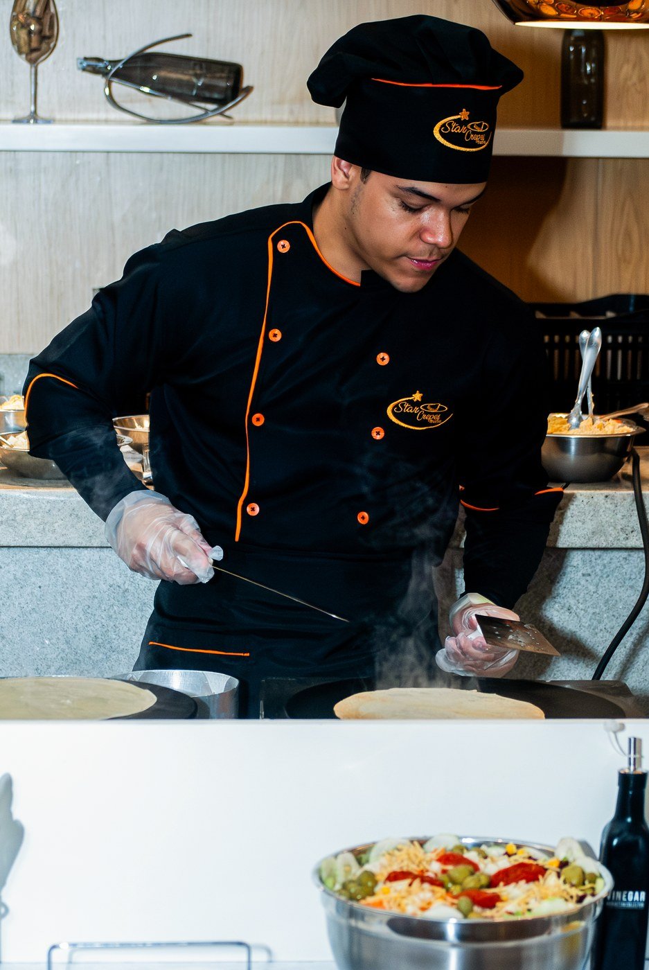 Chef do Buffet Star Crepes preparando crepes na chapa