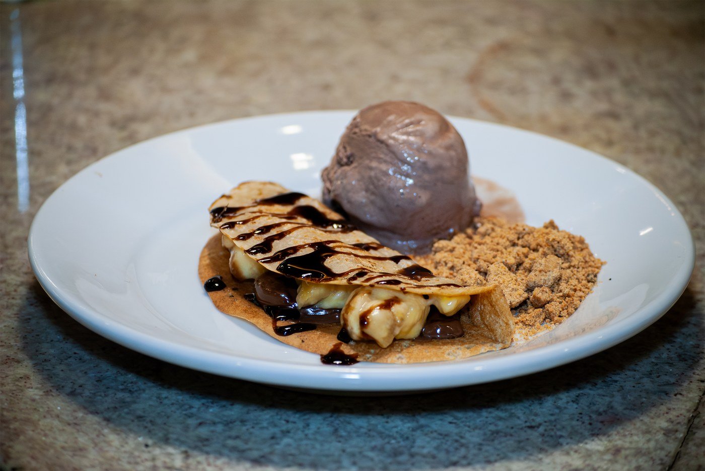 Crepe doce com banana, calda de chocolate, paçoca e sorvete