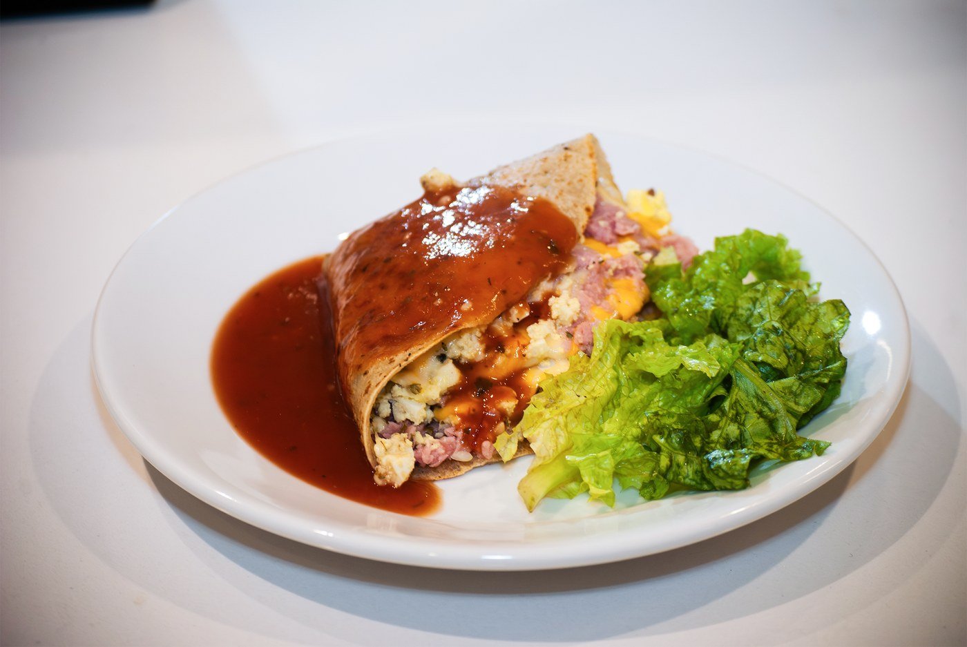 Crepe salgado ao molho servido com salada