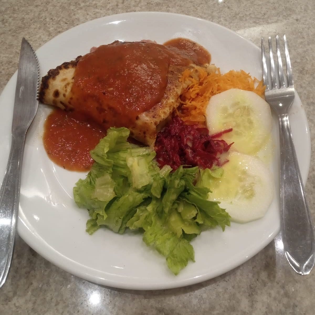 Crepe tradicional servido com molho e salada